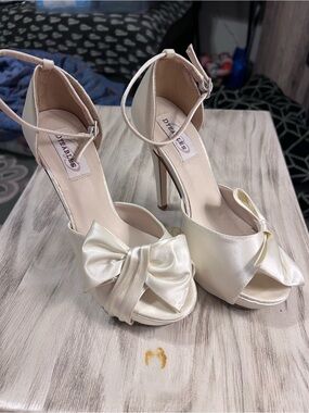 Dyeables Ivory Satin Bow Rhinestone Peep Toe 5” Heels Women’s Size 7M